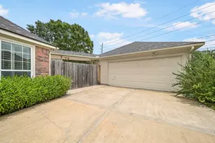 3919 E Wisteria Cir, Sugar Land, TX 77479 - Photo 2
