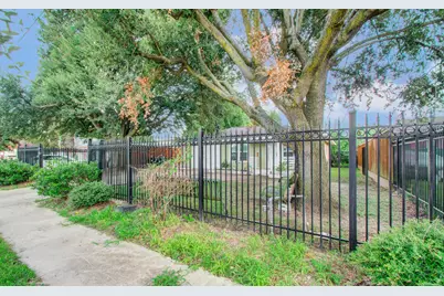 981 S Victory Drive, Houston, TX 77088 - Photo 2