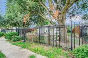 981 S Victory Dr, Houston, TX 77088 - Photo 2