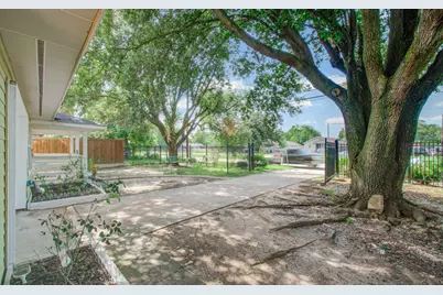 981 S Victory Drive, Houston, TX 77088 - Photo 8