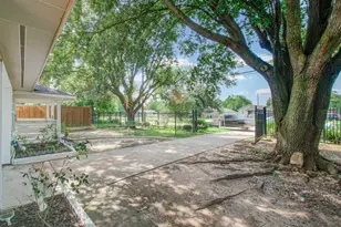 981 S Victory Dr, Houston, TX 77088 - Photo 8
