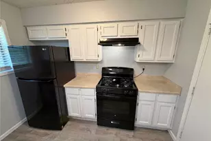 725 E Plum St, Angleton, TX 77515 - Photo 8