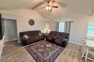 725 E Plum St, Angleton, TX 77515 - Photo 4