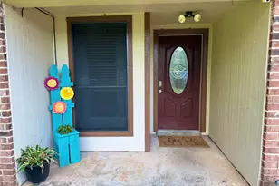 725 E Plum St, Angleton, TX 77515 - Photo 2