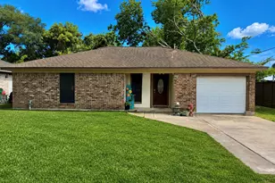 725 E Plum St, Angleton, TX 77515 - Photo 1