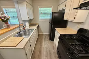 725 E Plum St, Angleton, TX 77515 - Photo 10