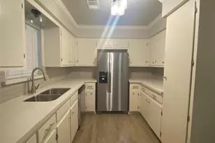 102 Mulberry St, Lake Jackson, TX 77566 - Photo 2