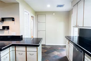 5564 Aspen St, Bellaire, TX 77401 - Photo 2