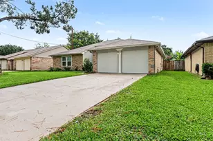 2431 Tall Ships Dr, Friendswood, TX 77546 - Photo 2