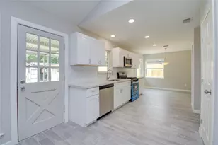 7902 La Roche Ln, Houston, TX 77036 - Photo 8