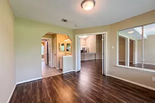 643 E Country Grove Cir, Pearland, TX 77584 - Photo 8