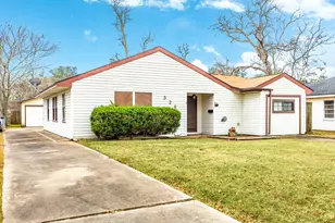 326 Acacia, Lake Jackson, TX 77566 - Photo 2