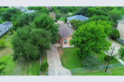 4717 Heron Street, Hitchcock, TX 77563 - Photo 2