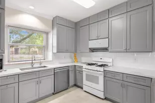 7138 Sun Village Dr, Houston, TX 77083 - Photo 10