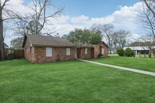 100 Montrose Cir, Conroe, TX 77301 - Photo 2