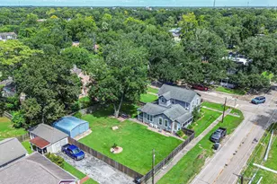 503 W Blum St, Alvin, TX 77511 - Photo 34