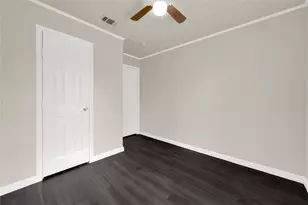 6819 Crestmont St, Houston, TX 77033 - Photo 10