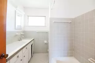 4048 Newshire Dr, Houston, TX 77025 - Photo 10
