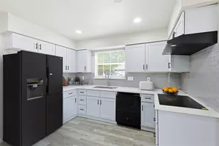 16438 Glenshannon Dr, Houston, TX 77059 - Photo 12