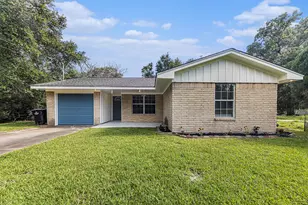1026 Lobitt St, Alvin, TX 77511 - Photo 2