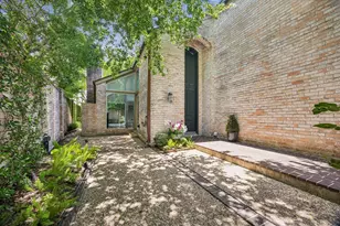 4 River Hollow Ln, Houston, TX 77027 - Photo 2