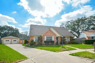 10427 Huntington Crest Dr, Houston, TX 77099 - Photo 2
