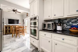 17 Bayou Pointe Dr, Houston, TX 77063 - Photo 4