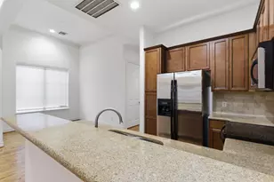 1303 Sherwood Point Ln, Houston, TX 77043 - Photo 22