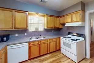906 Waco St, Dayton, TX 77535 - Photo 4