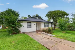 907 S 3rd St, La Porte, TX 77571 - Photo 2