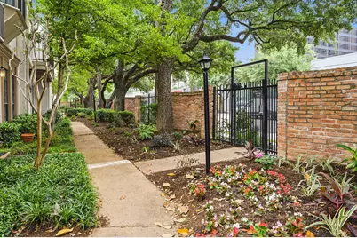 5382 Brownway Street #D39, Houston, TX 77056 - Photo 4