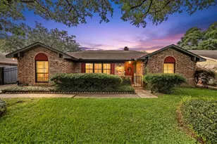 8426 Edgemoor Dr, Houston, TX 77036 - Photo 2