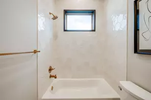 731 E 8th 1/2 St, Houston, TX 77007 - Photo 32