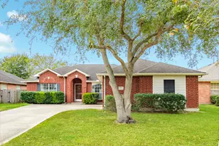 222 Colony Creek Dr, Dickinson, TX 77539 - Photo 2