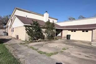 207 Banyan St, Lake Jackson, TX 77566 - Photo 2