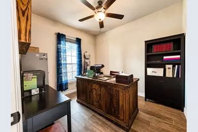 319 Yorktown Avenue, Clute, TX 77531 - Photo 6