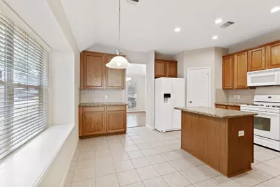 14 N Queenscliff Circle, The Woodlands, TX 77382 - Photo 4
