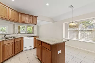 14 N Queenscliff Circle, The Woodlands, TX 77382 - Photo 6