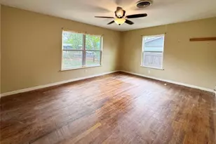 327 W Mulberry St, Fredericksburg, TX 78624 - Photo 16