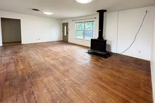 327 W Mulberry St, Fredericksburg, TX 78624 - Photo 4