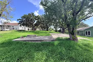 911 Moss Ln, Cuero, TX 77954 - Photo 1
