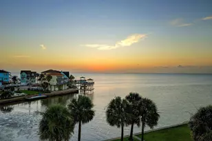 22621 Bay Point Dr, Galveston, TX 77554 - Photo 2