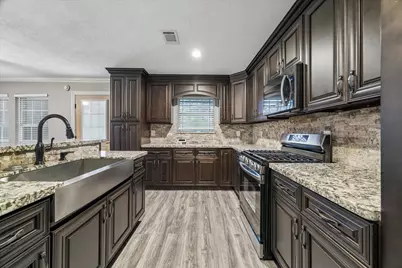 601 W Cleveland Street, Baytown, TX 77520 - Photo 10