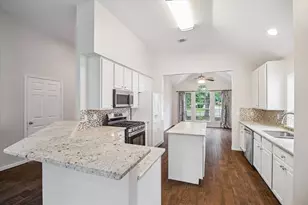 22 N Holly Laurel Cir, The Woodlands, TX 77382 - Photo 6
