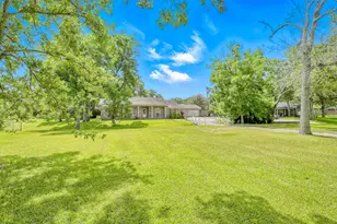 204 Edgewood St, Baytown, TX 77520 - Photo 2