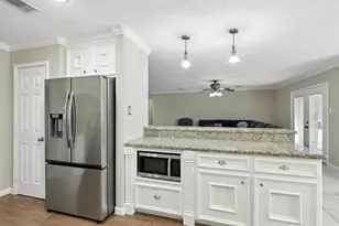 204 Edgewood St, Baytown, TX 77520 - Photo 10