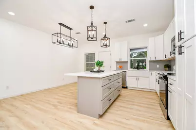 610 Austin Street, West Columbia, TX 77486 - Photo 10