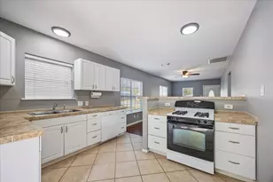 2105 Lawrence St, Houston, TX 77008 - Photo 2