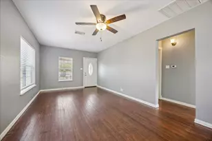 2105 Lawrence St, Houston, TX 77008 - Photo 2