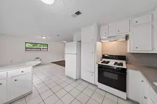 418 Texas St, Tomball, TX 77375 - Photo 32